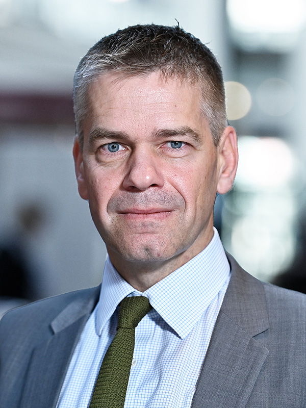 Portrait-Foto von Dr. Johannes Wischmeyer, Team-Mitglied der Geschäftsführung für die KMU6 der EKD.