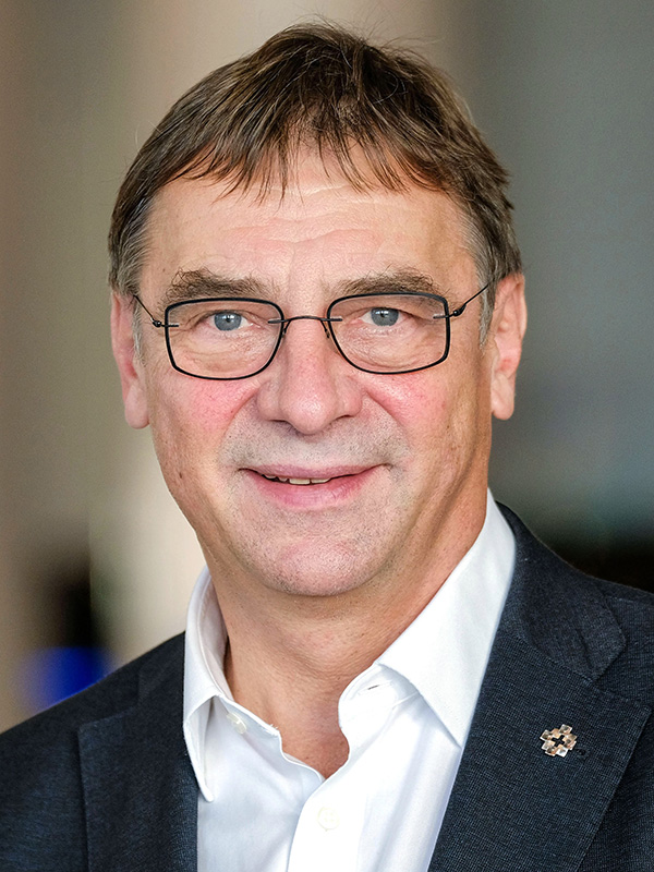Portrait-Foto von Dr. Volker Jung, Team-Mitglied des Wissenschaftlichen Beirats für die KMU6 der EKD.